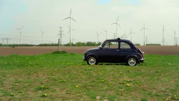 Una Macchina Fiat 500 Parcheggiata Campo Erboso Con Ruote Vento — Video Stock
