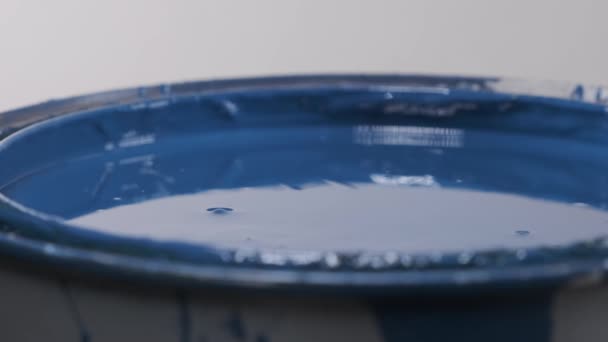 Close Van Plastic Stok Ondergedompeld Blauwe Verf — Stockvideo