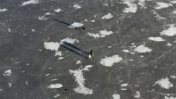 アイススケート 凍った湖でホッケーをする 空中ドローン撮影4K — ストック動画