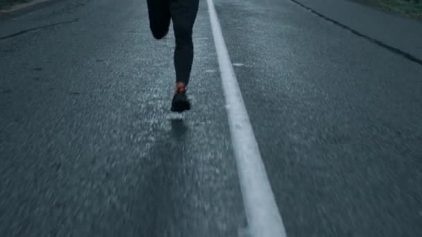 Muž Běžící Uprostřed Cesty — Stock video