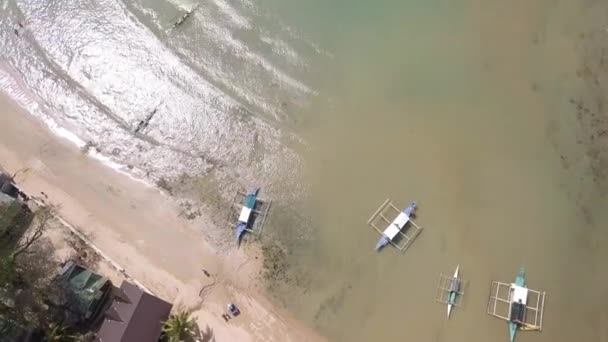 フィリピン パラワン州エルニドのベイにある4K Airial Drone Shot Outrigger Banca Tour Boats — ストック動画