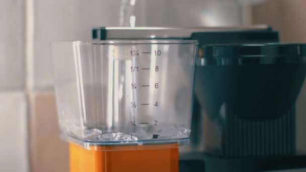 Fyllning Kaffemaskinens Vattenbehållare — Stockvideo