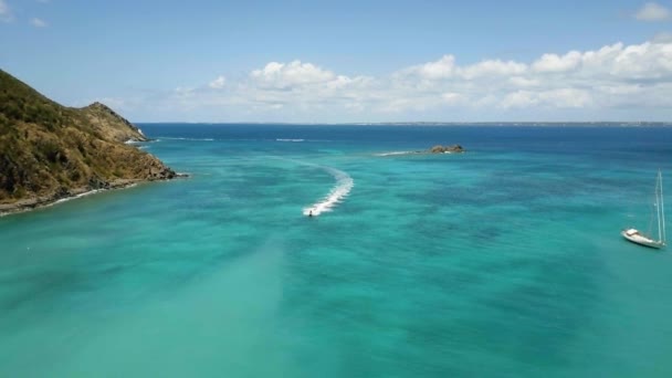 加勒比岛圣马丁岛绿松石蓝水中人员喷气式滑行的4K空中无人机视图 — 图库视频影像