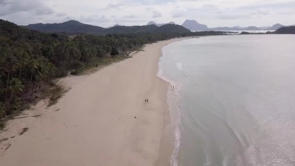 Воздушный Беспилотник Вид Людей Прогулка Длинному Белому Песчаному Пляжу Тропическом — стоковое видео