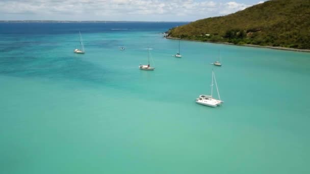 カリブ海のセント マーテンの湾に停泊しているヨットやボートの4K Airial Drone View — ストック動画