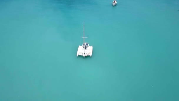 Drone Aéreo Cima Para Baixo Vista Catamarã Iate Ancorado Baía — Vídeo de Stock