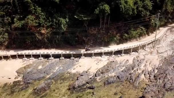 Aerial Drone View Couple Motorcycle Journey Riding Wzdłuż Plaży Nido — Wideo stockowe