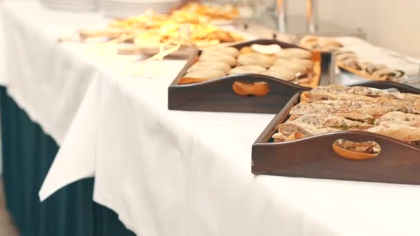 Νόστιμα Σάντουιτς Δίσκο Τοποθετούνται Από Catering Κατά Διάρκεια Μιας Εκδήλωσης — Αρχείο Βίντεο