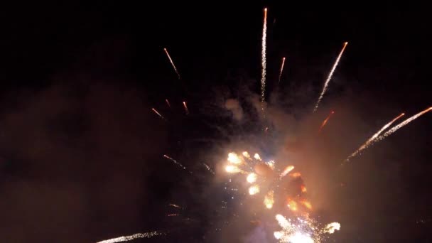 Deslumbrante Close Fogos Artifício Vermelho Brilhante Laranja Incrível Show Tiro — Vídeo de Stock