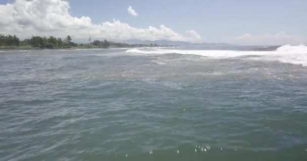 Динамичный Вид Воздуха Океанские Волны Ломающиеся Песчаном Пляже Острова Бали — стоковое видео