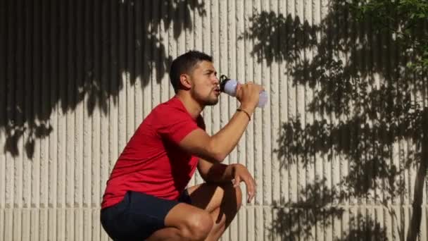 Homem Esportivo Mexicano Reidratante Enquanto Treina Livre Dia Ensolarado — Vídeo de Stock