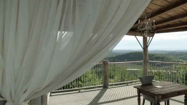 Lindo Altar Casamento Livre Com Uma Vista Espetacular Das Colinas — Vídeo de Stock