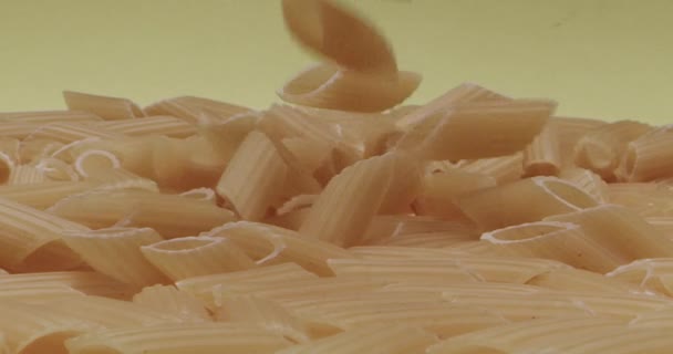 Макро Падения Сухой Наполовину Нахмуренные Ручки Mezze Penne Rigate Макароны — стоковое видео