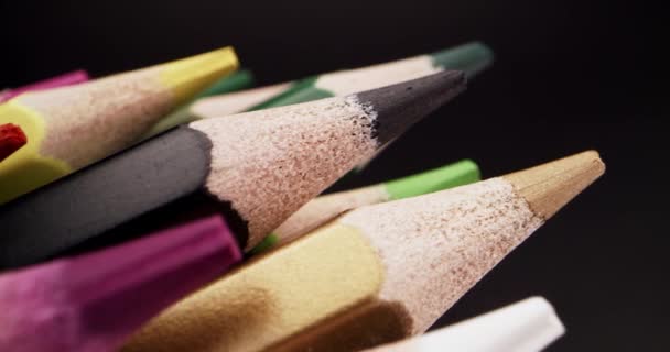 Niesamowite Makro Strzał Sondy Kolorowych Ołówków Ustawionych Czarnym Tle Panowanie — Wideo stockowe