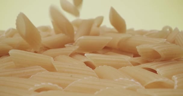 Echtzeit Probe Makroaufnahmen Fallender Mezze Penne Rigate Pasta Auf Gelbem — Stockvideo