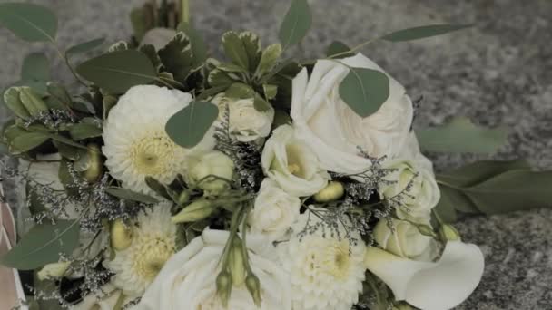 Underbara Blomsterarrangemang Vita Liljor Och Rosor Som Ligger Platt Låg — Stockvideo