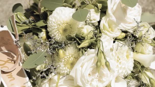 Великолепная Свадебная Квартира Высокими Исцелениями Серьги Красивый Букет Белых Цветов — стоковое видео