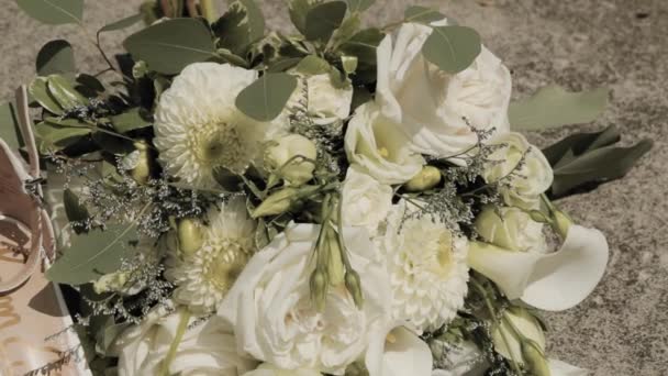 Плоті Лежали Весільні Деталі Прекрасним Букетом Білих Троянд Лілії Лежить — стокове відео