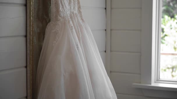 Vista Lado Vestido Casamento Pendurado Uma Sala Branca Limpa Bem — Vídeo de Stock