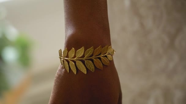 Vacker Brud Försöker Ett Gyllene Löv Som Armband Sin Bröllopsklänning — Stockvideo