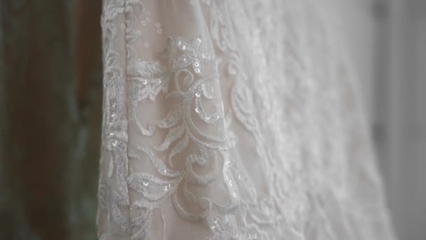 Lindo Close Dos Detalhes Tecido Elegante Vestido Casamento Branco — Vídeo de Stock