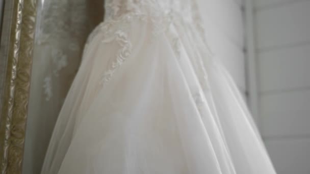 Enthüllung Der Details Eines Eleganten Weißen Hochzeitskleides Das Einem Goldgerahmten — Stockvideo