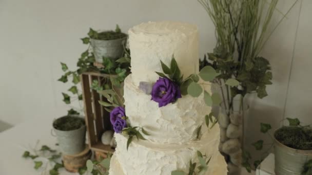 Великолепный Белый Многоуровневый Свадебный Торт Красивым Цветочным Деревянным Свечи Dcor — стоковое видео