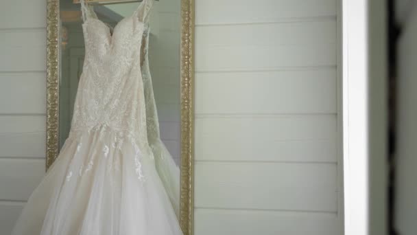 Элегантное Свадебное Платье Висящее Зеркале Белой Комнате Чистым Освещением Отеле — стоковое видео