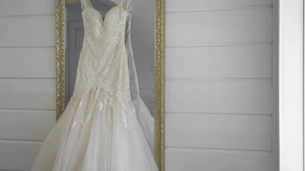 Eleganter Werbefilm Eines Weißen Hochzeitskleides Das Einem Goldenen Spiegel Einem — Stockvideo