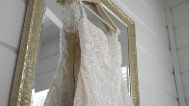 Великолепное Свадебное Платье Висящее Золотом Обрамлении Зеркала Белой Комнате — стоковое видео