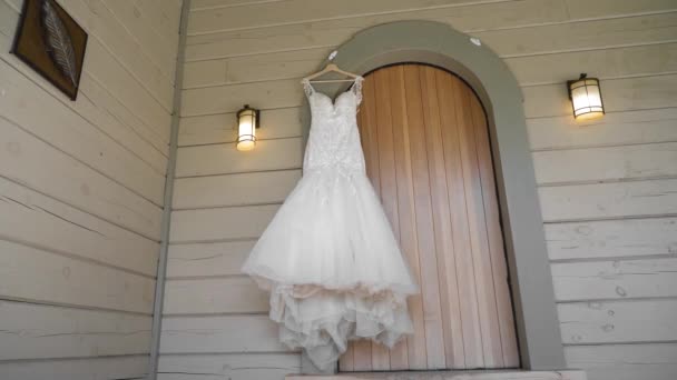 Élégante Robe Mariée Suspendue Porte Cintrée Une Maison Hôtes Flanc — Video