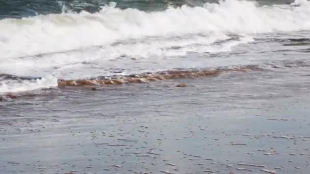 Leerer Strand Und Meeresküste Während Der Covid Pandemie Niedriger Blickwinkel — Stockvideo