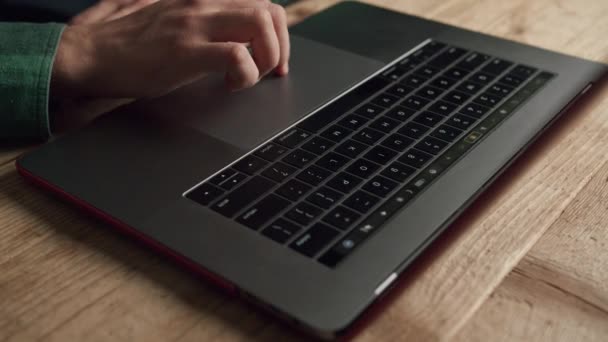 Die Hand Einer Unkenntlichen Person Arbeitet Auf Einem Laptop Touchpad — Stockvideo