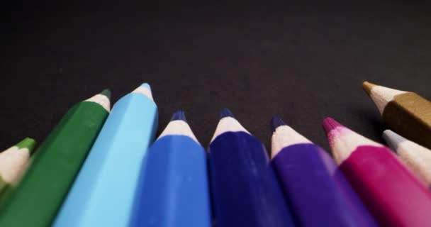 Makro Sonda Niski Kąt Punkt Kolorowe Ołówki Ustawione Czarnym Tle — Wideo stockowe