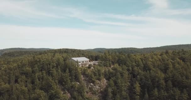 캐나다 퀘벡주 웨이크필드에 가운데있는 언덕을 뒤덮었다 — 비디오