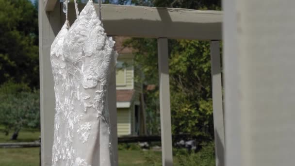 Красивое Дизайнерское Свадебное Платье Свисающее Беседки Улице Солнечный День — стоковое видео