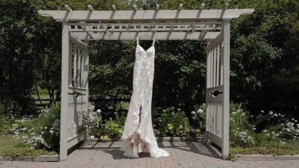 Approcher Une Belle Robe Mariée Design Suspendue Une Pergola Extérieur — Video