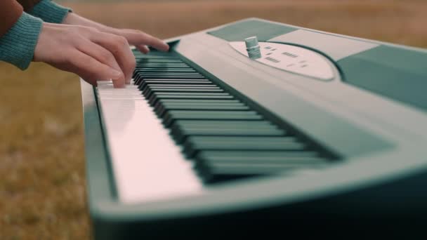 Piano Spelen Toetsenbord Buiten Met Een Jas Aan Close — Stockvideo