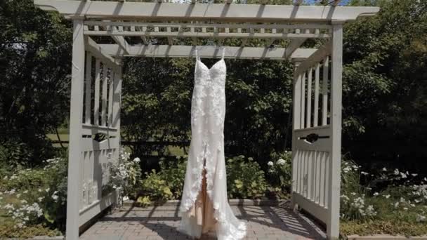 Underbar Designerklänning Hängande Från Pergola Strathmere Wedding Event Center Ottawa — Stockvideo