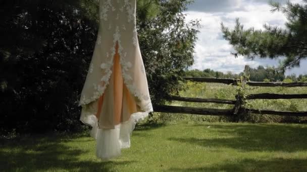 位于加拿大渥太华的斯特拉斯米尔婚宴中心 设计师华丽的婚纱挂在一棵树上 随风飘扬 — 图库视频影像