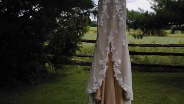 位于加拿大渥太华的Strathmere婚纱与婚纱中心 漂亮的设计师婚纱挂在后院 — 图库视频影像
