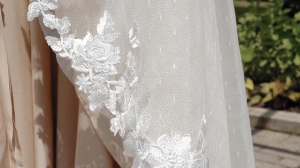 Wunderschöne Details Eines Weißen Und Hautfarbenen Designer Hochzeitskleides Draußen Garten — Stockvideo