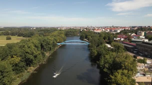 ホールドイツの青い橋の近くの水の中のボートの空中ビュー — ストック動画