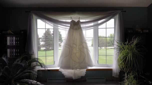 Великолепное Белое Дизайнерское Свадебное Платье Висящее Хорошо Освещенном Окне Спальни — стоковое видео