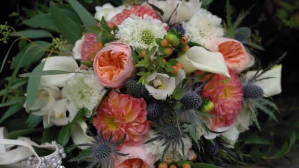 色彩艳丽的花花束 白色百合花和其他粉色和紫色花 — 图库视频影像