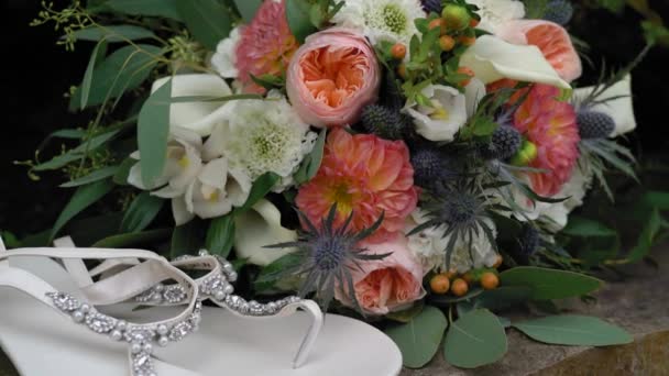 Rata Berbaring Dari Buket Pernikahan Cantik Dengan Bunga Lili Putih — Stok Video