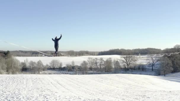 Uzun Bir Üzerinde Yürüyen Bir Adam Karla Kaplı Bir Arazinin — Stok video
