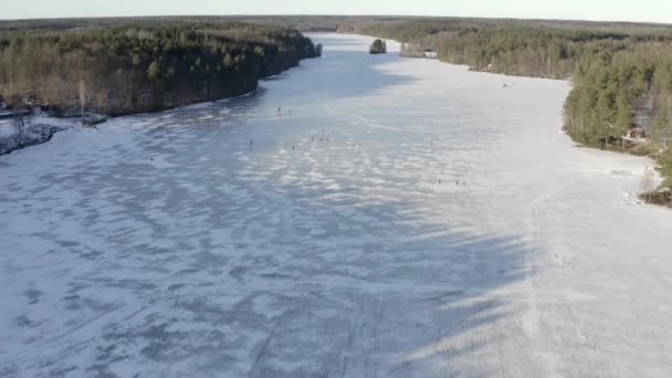 사람들 빙판을 커다란 얼어붙은 호수의 — 비디오