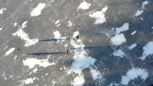Drone Aéreo Grupo Amigos Jogando Hóquei Lago Congelado Dia Inverno — Vídeo de Stock
