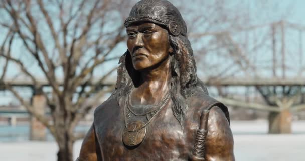 Estatua Bronce Del Jefe Tessouat Jefe Algonquino Que Controlaba Comercio — Vídeos de Stock